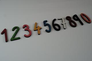 Dřevěné číslice a znaménka v montessori barvách