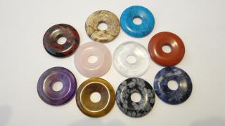 Donut z drahých kamenů - energetický přívěsek, talisman Druh kamene: Sodalit