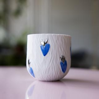 Pohárek Relikvie cappuccino srdíčka Varianta: modrá srdíčka