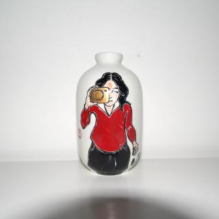 Smartphone Dynasty Vase Small: Girl With a Camera 01