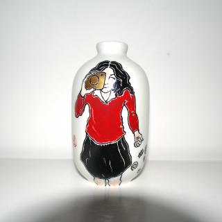 Smartphone Dynasty Vase Small: Girl With a Camera 02