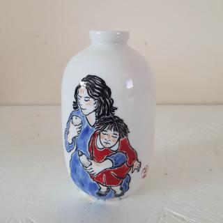 Smartphone Dynasty Vase Small: Mom with a Child