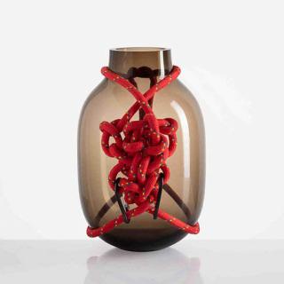 Váza Laokon kouřová, červené lano