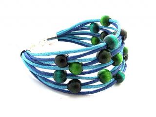 Dřevěný náramek Divoženka na přání Barva: 14.šňůrka: modrá, tyrkysová, korálky: zelená, tmavě zelená, mořská zelená