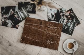 Dřevěné fotoalbum #heartline  Dřevěné fotoalbum se elegantní linkou přes celé přední desky fotoalba. Vyberte barvu desek: Hnědá - Bříza 6 mm