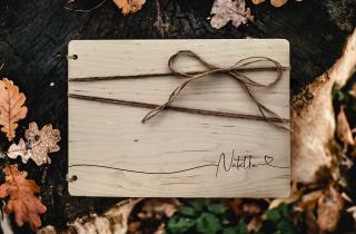 Dřevěné fotoalbum #heartline  Dřevěné fotoalbum se elegantní linkou přes celé přední desky fotoalba. Vyberte barvu desek: Přírodní - Bříza 6 mm