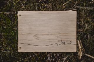 Dřevěné fotoalbum #heartline  Dřevěné fotoalbum se elegantní linkou přes celé přední desky fotoalba. Vyberte barvu desek: Přírodní - Dub 4 mm
