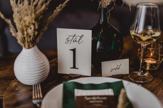 Elegantní čísla stolů  Každý už vždy najde svůj stůl. Dřevěný stojánek: Ano, Vyberte barvu: Smetanová