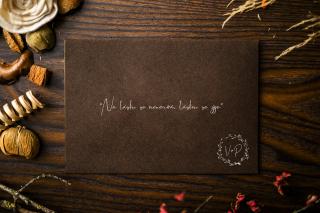 Obálka pro oznámení  Papír nebo dřevo, vždy elegantně a stylově. Barva obálky: Kávová, Potisk obálky (od 10 kusů): Ano