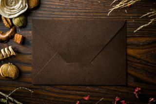 Obálka pro oznámení  Papír nebo dřevo, vždy elegantně a stylově. Barva obálky: Kávová, Potisk obálky (od 10 kusů): Ne