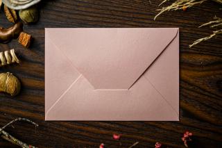 Obálka pro oznámení  Papír nebo dřevo, vždy elegantně a stylově. Barva obálky: Růžová, Potisk obálky (od 10 kusů): Ne