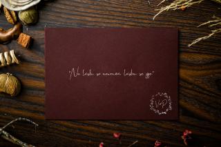 Obálka pro oznámení  Papír nebo dřevo, vždy elegantně a stylově. Barva obálky: Vínová, Potisk obálky (od 10 kusů): Ano