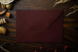 Obálka pro oznámení  Papír nebo dřevo, vždy elegantně a stylově. Barva obálky: Vínová, Potisk obálky (od 10 kusů): Ne