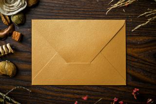 Obálka pro oznámení  Papír nebo dřevo, vždy elegantně a stylově. Barva obálky: Zlatá, Potisk obálky (od 10 kusů): Ne