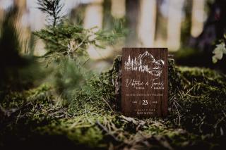 Svatební dřevěné oznámení #6  Originální motiv hor na dřevěném oznámení. Vyberte dřevo: Americký ořech