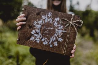 Svatební fotoalbum #botanical-thistle  Dřevěné fotoalbum s bodlákovým boho vzorem. Vyberte barvu desek: Hnědá - Bříza 6 mm