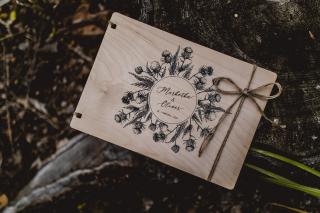Svatební fotoalbum #botanical-thistle  Dřevěné fotoalbum s bodlákovým boho vzorem. Vyberte barvu desek: Přírodní - Bříza 6 mm