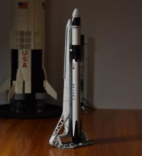 Falcon 9 Block 5 + Crew Dragon kosmická loď + startovací rampa SpaceX raketa reálný sběratelský maketa model rakety 32cm 1:233