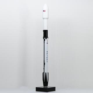 Falcon 9 Block 5 SpaceX raketa reálný sběratelský model maketa rakety 32cm 1:233