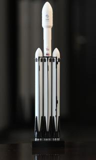 Falcon Heavy SpaceX raketa reálný sběratelský model maketa rakety 32cm 1:233