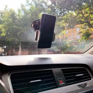 Držák mobilu do auta na čelní sklo