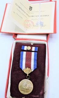 Medaile Za obětavou práci pro socialismus včetně stužky s dekretem