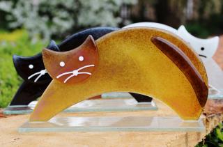Skleněná dekorativní kočka protahující se - ambrová