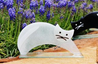 Skleněná dekorativní kočka protahující se - bílá