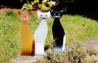 Skleněná dekorativní kočka stojící - ambrová