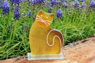 Skleněná dekorativní sedící kočka - ambrová