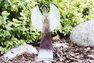 Skleněný dekorativní anděl velký fialovo-bílý
