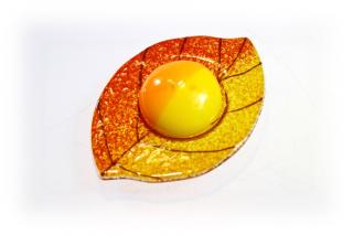 Skleněný svícínek LÍSTEK - oranžovo-ambrový Rozměr: 12x8,5cm
