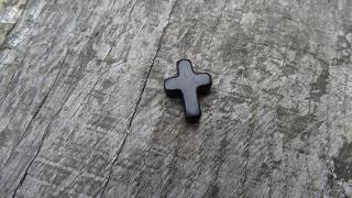 Kříž ze syntetického tyrkysu - 20 x 15 x 4 mm, barva černá