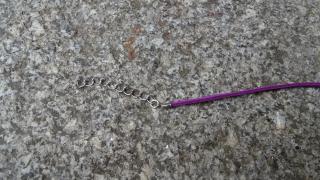 náhrdelník z imitace kůže s karabinkou fialový 45 cm