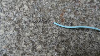náhrdelník z imitace kůže s karabinkou modrozelený 45 cm