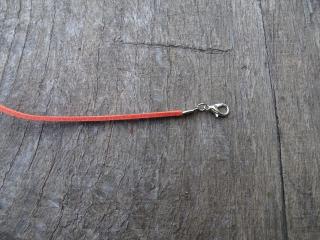 náhrdelník z imitace kůže s karabinkou oranž 45 cm