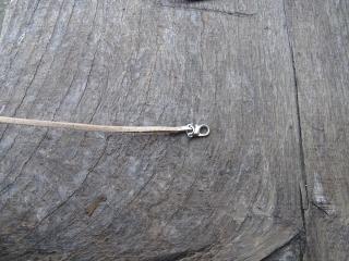 náhrdelník z imitace kůže s karabinkou  sv. hnědý  45 cm