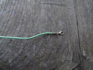 náhrdelník z imitace kůže s karabinkou sv. zelený  45 cm