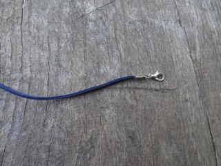 náhrdelník z imitace kůže s karabinkou tm. modrý 45 cm