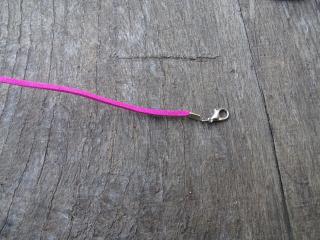 náhrdelník z imitace kůže s karabinkou  tm. růžový  45 cm