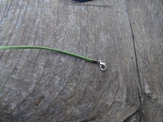 náhrdelník z imitace kůže s karabinkou zelený  45 cm