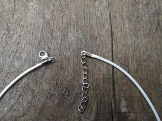 Voskovaný bavlněný náhrdelník s karabinkou - délka 41 cm bílý
