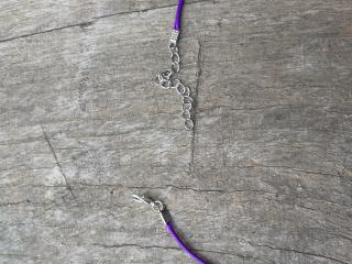 Voskovaný bavlněný náhrdelník s karabinkou - délka 41 cm  fialový