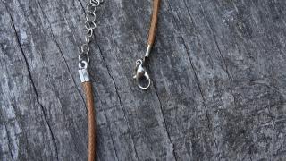 Voskovaný bavlněný náhrdelník s karabinkou - délka 41 cm sv. hnědý