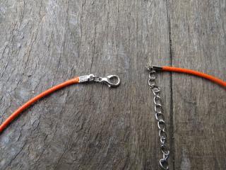 Voskovaný bavlněný náhrdelník s karabinkou - délka 41 cm  sv. oranž