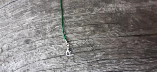 Voskovaný bavlněný náhrdelník s karabinkou - délka 41 cm zelený