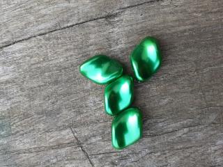 voskové perly 19 x 13 mm zelené
