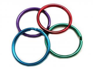 Kovový kroužek na klíče v barevném provedení