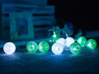 Dekorační světelný řetěz – bavlněné zelené míčky