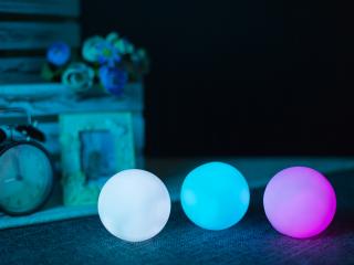Svíticí LED koule měnící barvy